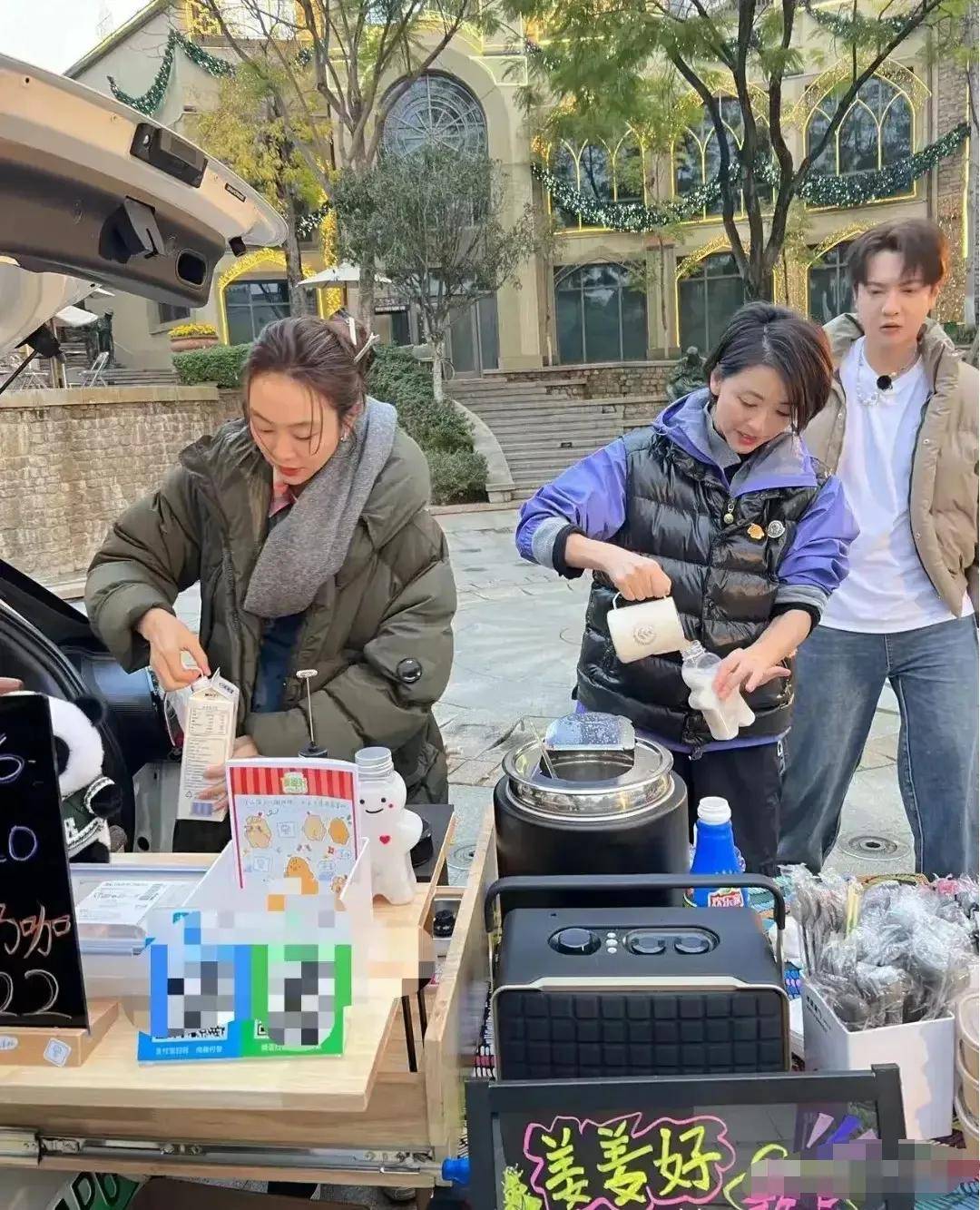 网友偶遇姜妍黄小蕾街头摆摊卖咖啡，姜妍本人超美，黄小蕾很可爱