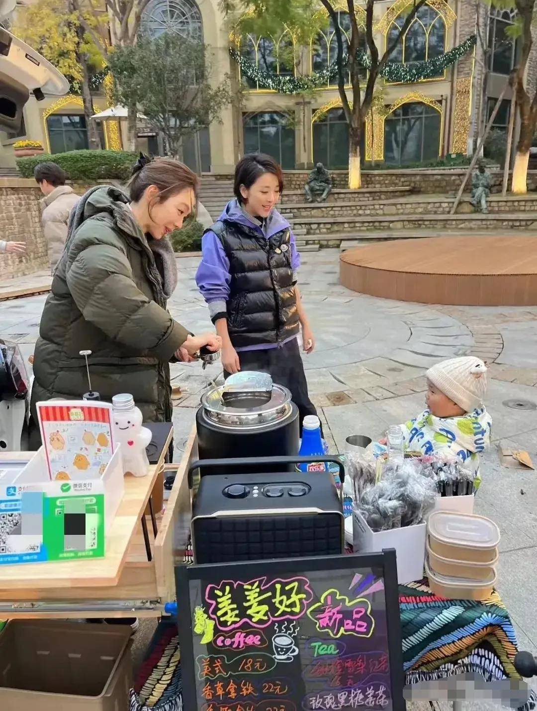 网友偶遇姜妍黄小蕾街头摆摊卖咖啡，姜妍本人超美，黄小蕾很可爱