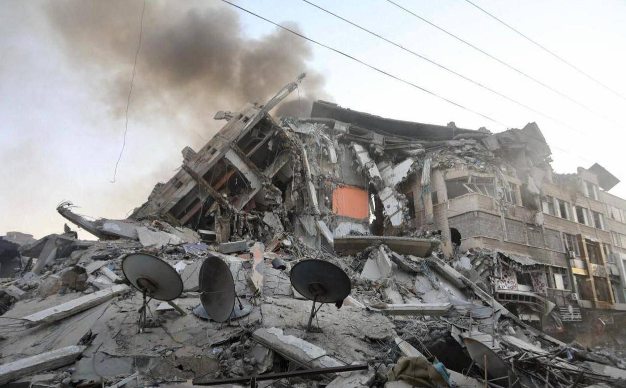 突发开战!以色列35辆自爆车深夜开炸,炸死百人,敢死队RPG反击