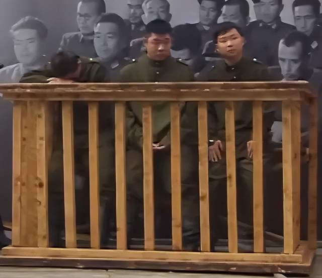 离谱！俄罗斯把日本雇佣兵俘虏关笼子里游街示众？和中国有关系？