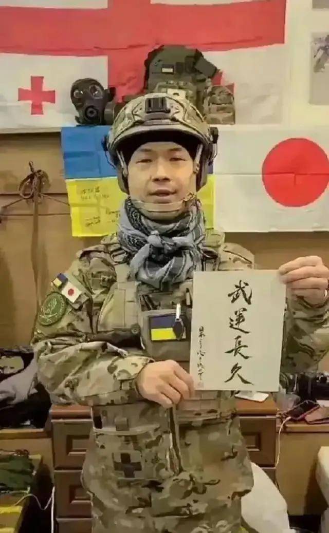 离谱！俄罗斯把日本雇佣兵俘虏关笼子里游街示众？和中国有关系？